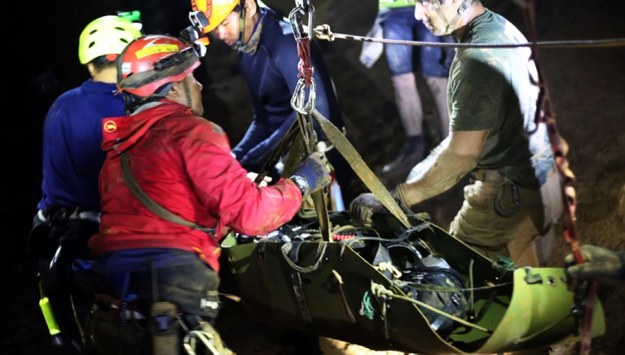 Ratownicy niosą jedną z osób uratowanych z jaskini / EPA/THAI NAVY SEAL HANDOUT  /PAP/EPA