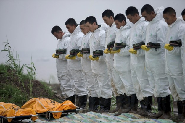 Ratownicy oddają hołd ofiarom katastrofy /YUAN ZHENG /PAP/EPA