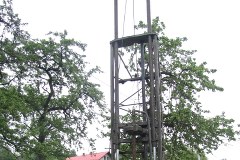 Ratownicy odwadniają teren na osuwiskach w Lanckoronie