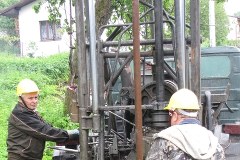 Ratownicy odwadniają teren na osuwiskach w Lanckoronie