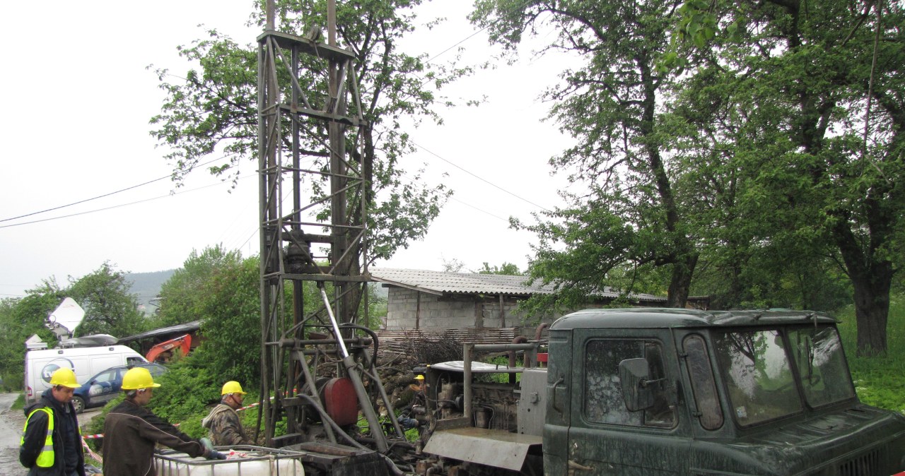 Ratownicy odwadniają teren na osuwiskach w Lanckoronie