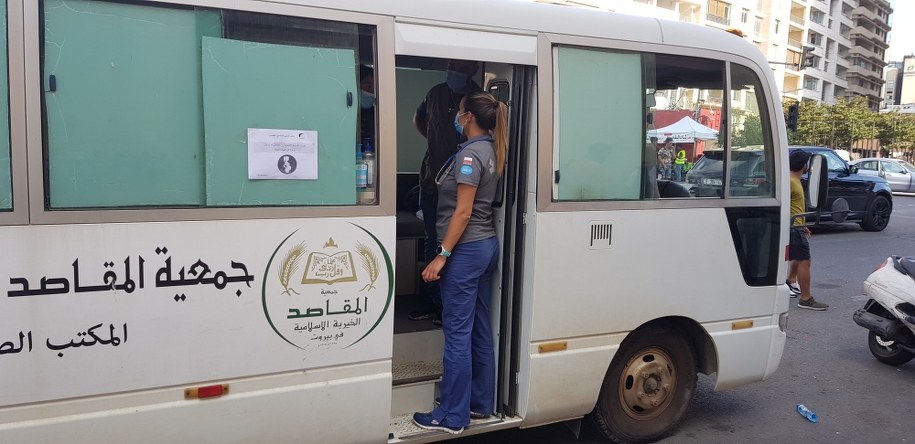 Ratownicy PCPM przyjmują rannych w mobilnej klinice /PCPM /