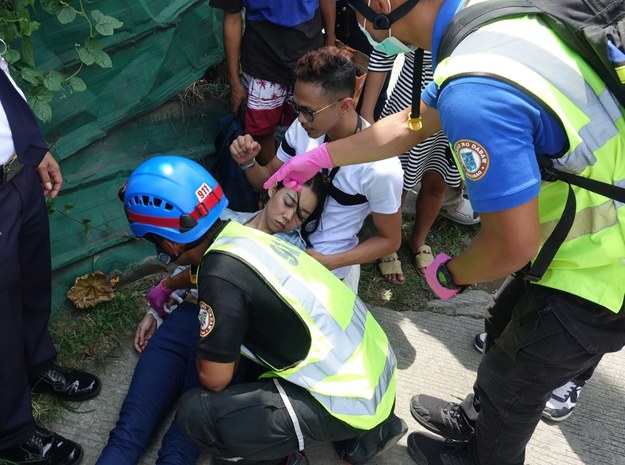 Ratownicy pomagają jednej z rannych osób /CERILO EBRANO  /PAP/EPA