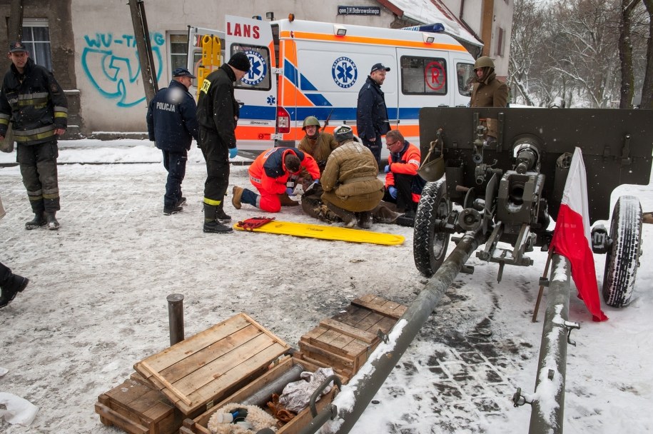 Ratownicy pomagają jednemu z rannych /Tytus Żmijewski /PAP