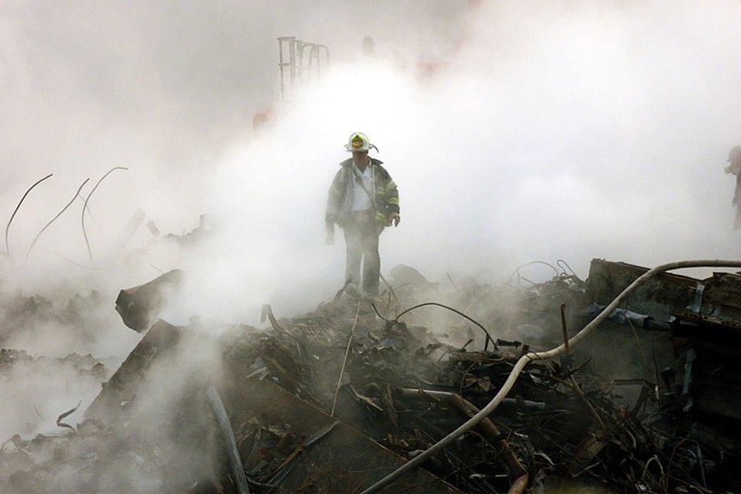 Ratownicy pomagali w opanowaniu ataku terrorystycznego na WTC, a teraz sami umierają /AFP
