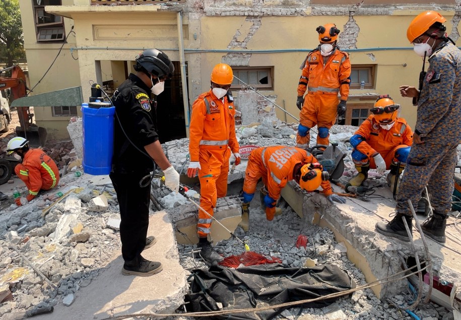 Ratownicy poszukujący osób pod gruzami /NYEIN CHAN NAING  /PAP/EPA