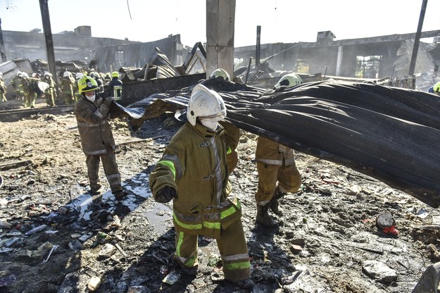Ratownicy pracujący na miejscu wczorajszego ataku na centrum handlowe w Krzemieńczuku /OLEG PETRASYUK /PAP/EPA