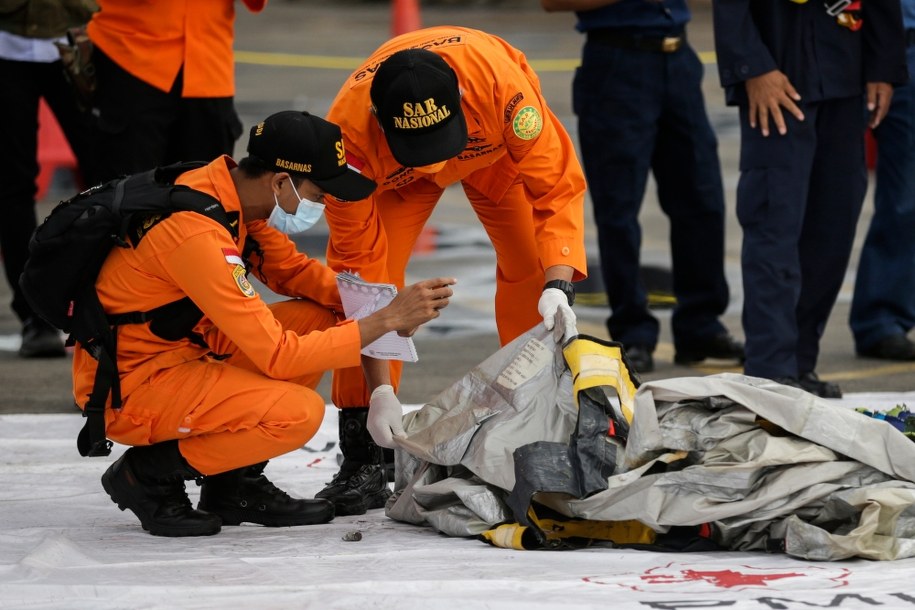 Ratownicy pracujący w okolicach, gdzie prawdopodobnie rozbił się Boeing 737 /Mast Irham /PAP/EPA