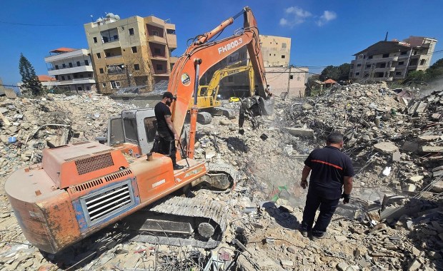 Ratownicy próbowali podnieść ranną, wtedy spadł granat. Reuters: Zrzucił go izraelski dron