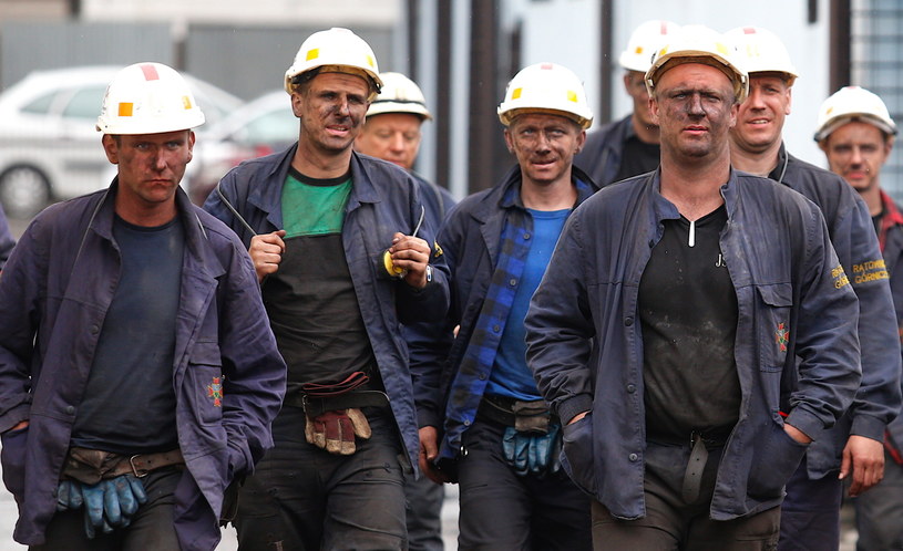 Ratownicy przed kopalnią Borynia-Zofiówka-Jastrzębie w Jastrzębiu-Zdroju / Andrzej Grygiel /PAP