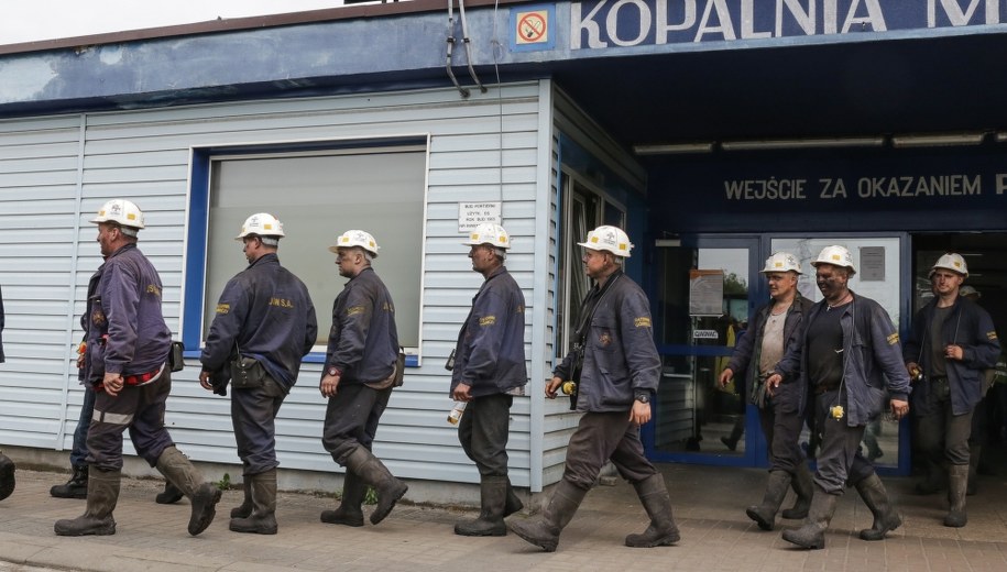 Ratownicy przed kopalnią Zofiówka /Dominik Gajda /PAP