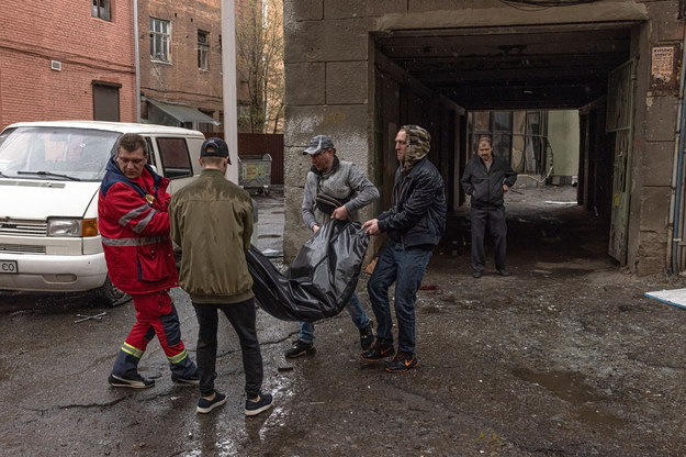 Ratownicy przenoszą ciało zabitego przez Rosjan cywila /ROMAN PILIPEY /PAP/EPA