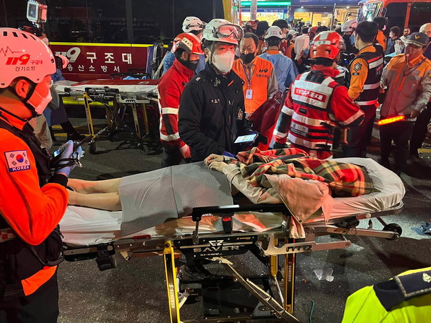Ratownicy przenoszą ranną osobę po tragedii w Seulu /YONHAP   /PAP/EPA