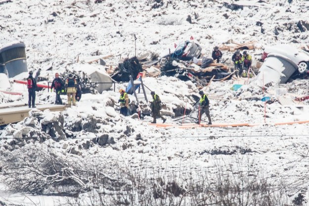 Ratownicy przerywają poszukiwania w ruinach po uruchomieniu alarmu w obszarze dużego osuwiska ziemi w Ask, około 40 kilometrów na północ od Oslo /TERJE PEDERSEN /PAP/EPA
