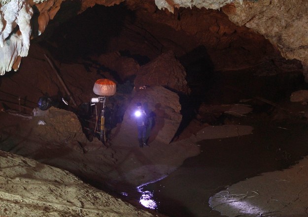Ratownicy przeszukują jaskinię /PONGMANAT TASIRI /PAP/EPA
