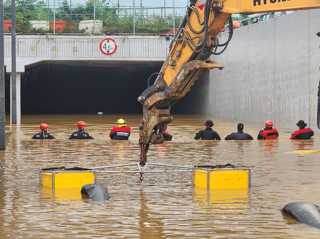 Ratownicy przeszukują zalane tereny /National Fire Agency of South Korea /PAP/EPA