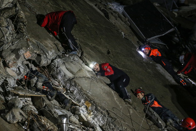 Ratownicy przeszukujący gruzowisko w tureckim Hatay po poniedziałkowych trzęsieniach ziemi /ERDEM SAHIN /PAP/EPA