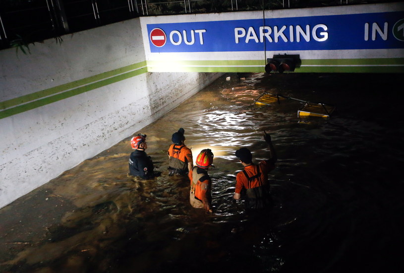 Ratownicy przeszukujący teren zalanego parkingu podziemnego /PAP/EPA/KIM HEE-CHUL /PAP