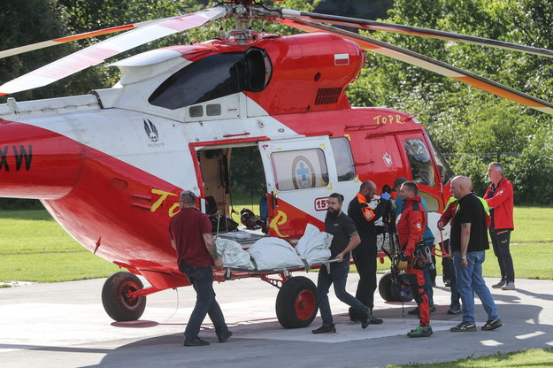 Ratownicy przetransportowali ciało turysty. Do śmiertelnego wypadku doszło w rejonie Rysów w Tatrach /Grzegorz Momot /PAP