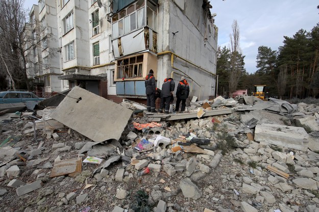 Ratownicy przy pracy w budynku mieszkalnym zniszczonym w wyniku rosyjskiego uderzenia rakietowego, obwód charkowski /Vyacheslav Madiyevskyy /PAP