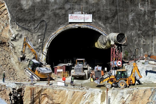 Ratownicy przy wejściu do tunelu, który zawalił się 10 dni temu w Indiach. Zdjęcie zrobione 18 listopada. /AFP/EAST NEWS /