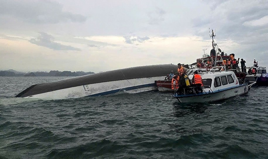 Ratownicy przy wywróconej łodzi turystycznej w zatoce Ha Long /AFP /East News