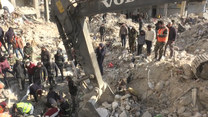 Ratownicy szukają ludzi pod gruzami w syryjskim Aleppo