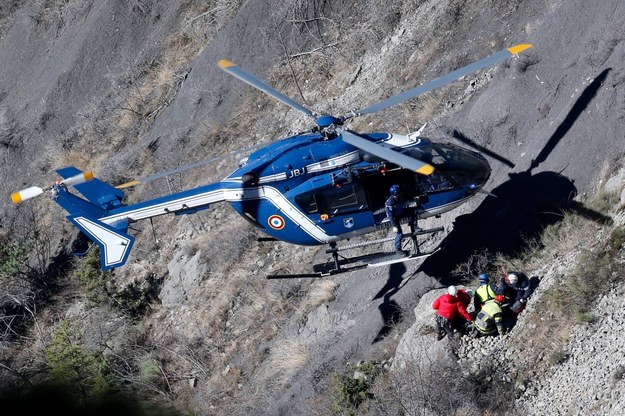 Ratownicy szukają w Alpach drugiej czarnej skrzynki rozbitego airbusa /YOAN VALAT  /PAP/EPA