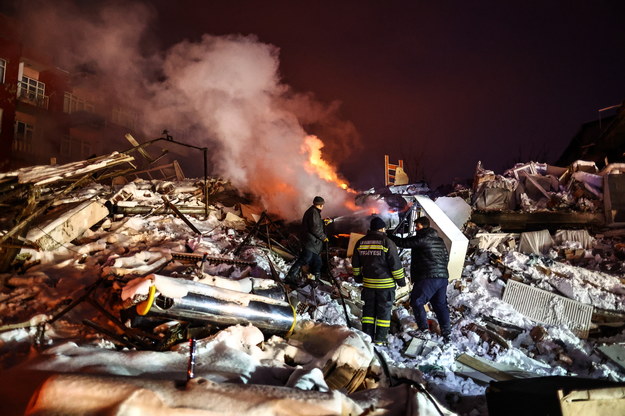 Ratownicy szukający żywych ocalałych pod gruzami budynku w Elbistanie /SEDAT SUNA /PAP/EPA