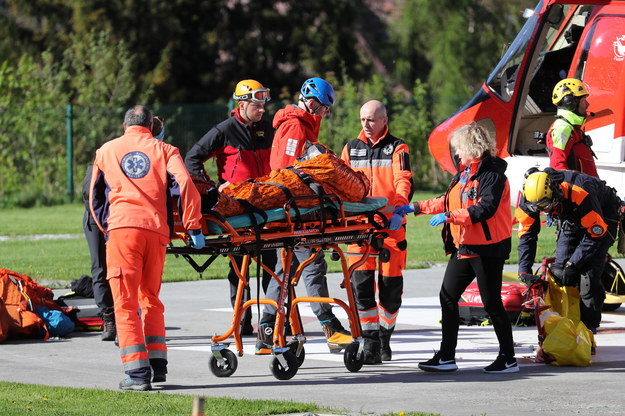 Ratownicy TOPR i służby medyczne podczas transportowania rannych na lądowisku przy szpitalu w Zakopanem /PAP/Grzegorz Momot /