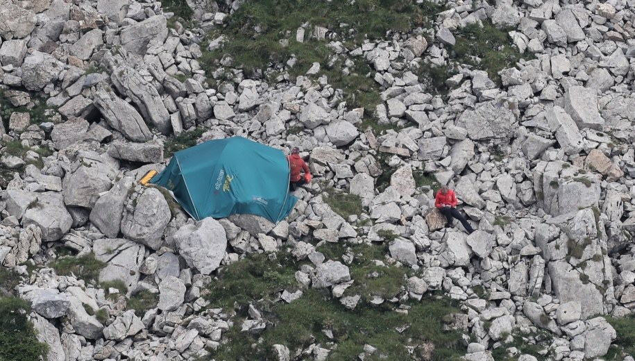 Ratownicy TOPR przed Jaskinią Wielką Śnieżną / 	Grzegorz Momot    /PAP