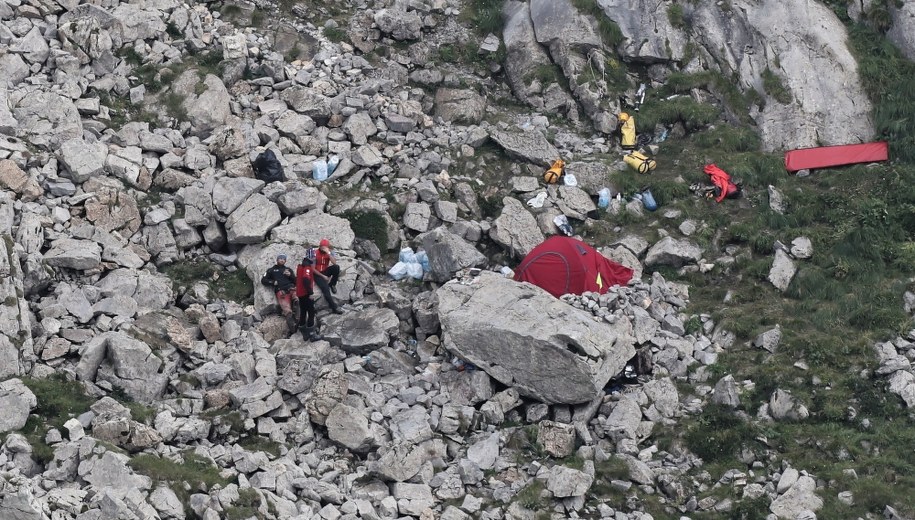 Ratownicy TOPR przed Jaskinią Wielką Śnieżną / 	Grzegorz Momot    /PAP