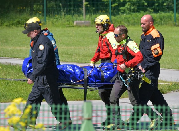 Ratownicy TOPR transportują ciało turysty /Grzegorz Momot /RMF FM