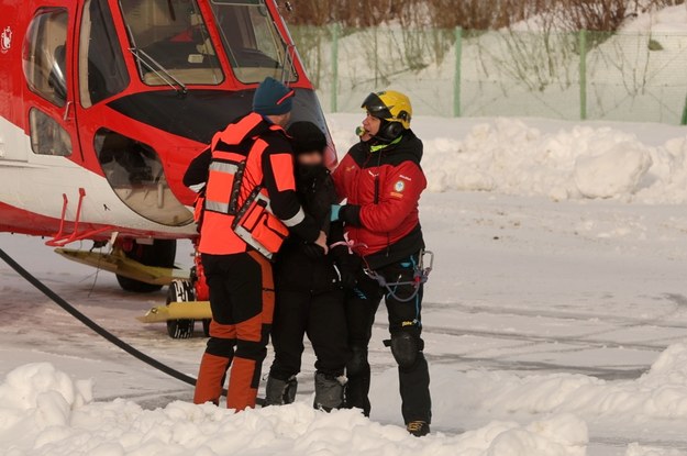 Ratownicy TOPR transportują poszkodowaną turystkę w Zakopanem /Grzegorz Momot /PAP