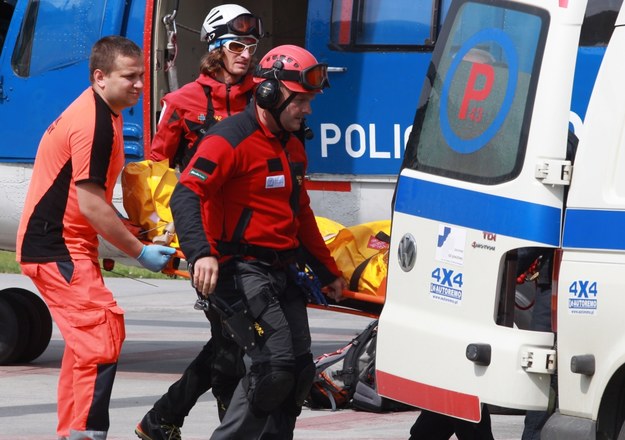 Ratownicy TOPR transportują ranną turystkę do Zakopanego /Grzegorz Momot /PAP