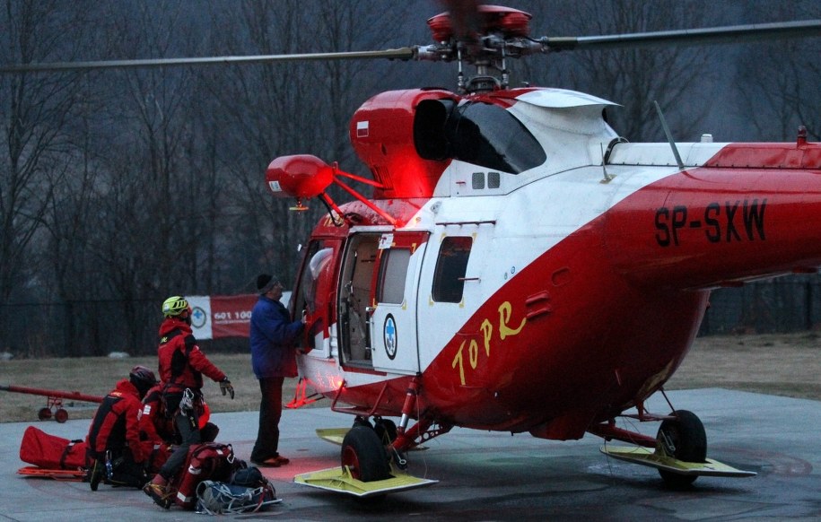 Ratownicy TOPR transportują rannego /PAP/Grzegorz Momot /PAP