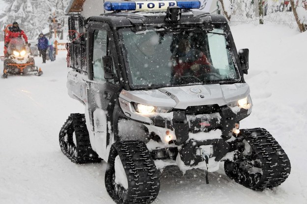 Ratownicy TOPR w Kuźnicach transportują turystów / 	Grzegorz Momot    /PAP