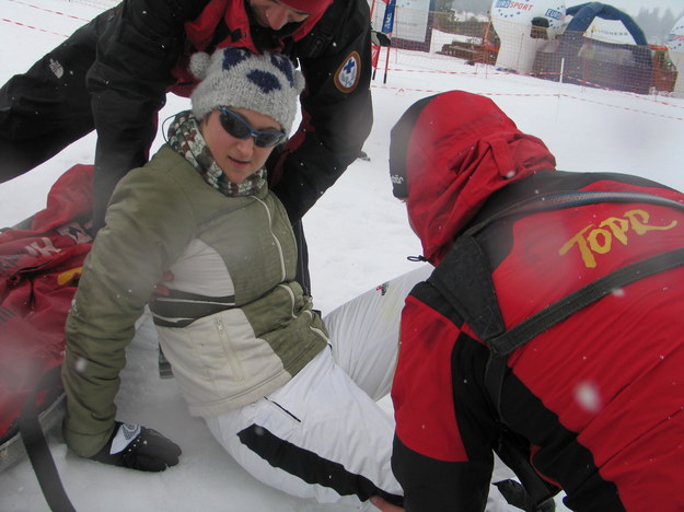 Ratownicy TOPR zaopatrują ranną narciarkę /Maciej Pałahicki /RMF FM