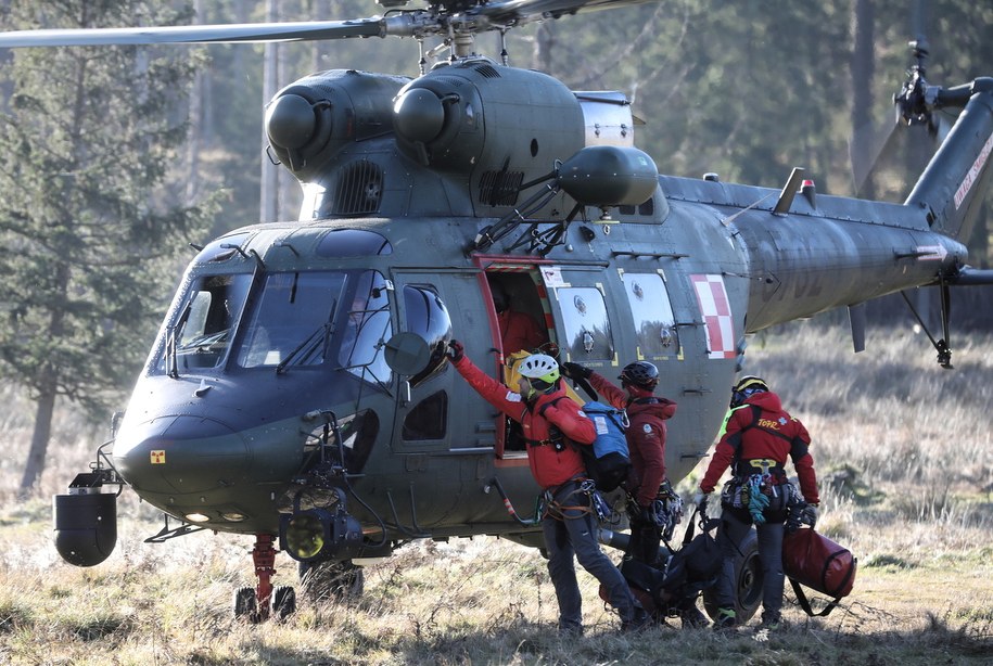 Ratownicy udający się na akcję dot. wypadku na Zamarłej Turni / 	Grzegorz Momot    /PAP