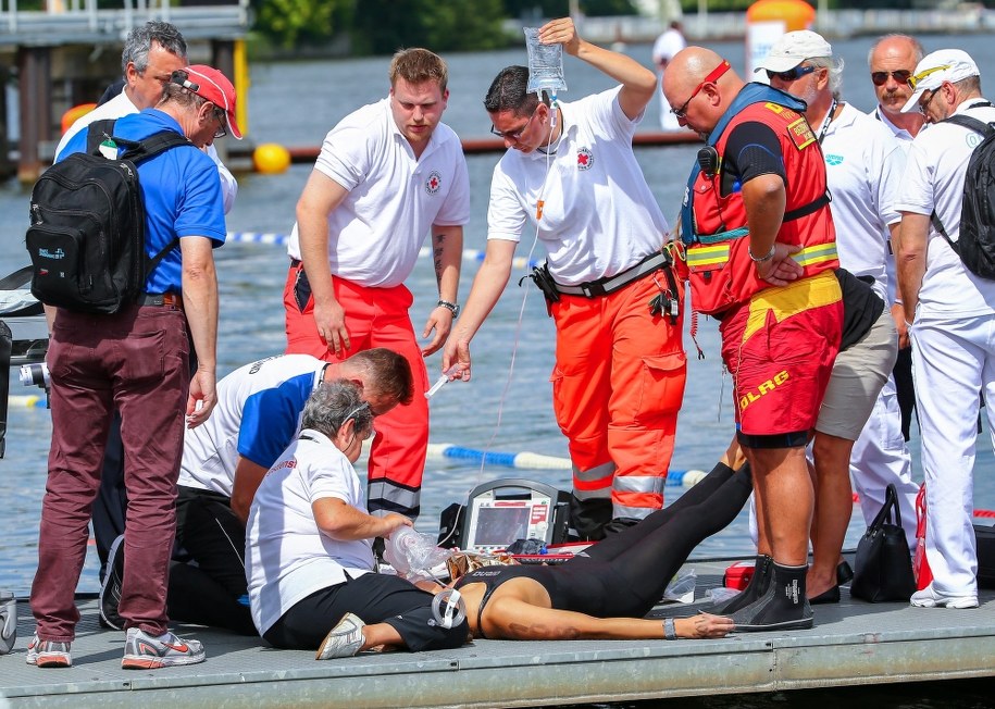 Ratownicy udzielają pomocy Natalii Charłos /MICHAEL KAPPELER /PAP/EPA