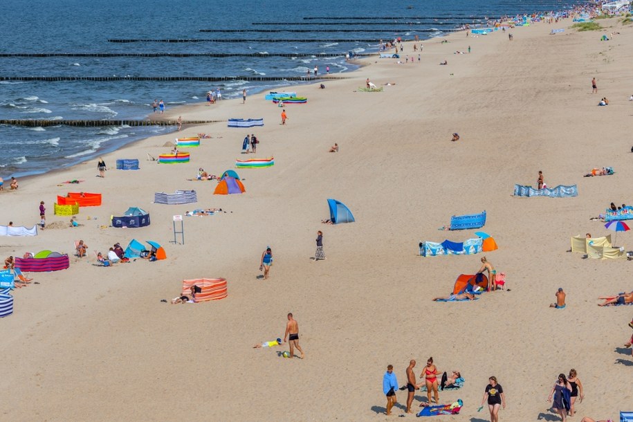 Rodzice pozwolili trzylatkowi samemu wejść do morza. Ratownicy utworzyli łańcuch życia