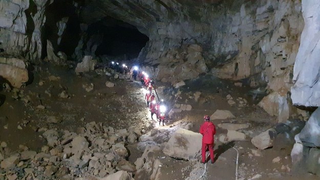 Ratownicy w jaskini /HANDOUT/AFP/East News /East News