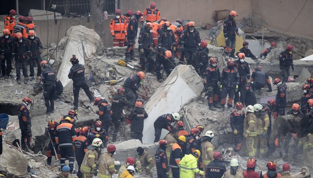 Ratownicy w miejscu tragedii w Stambule /SEDAT SUNA /PAP/EPA