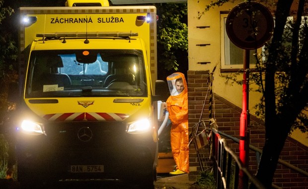 Ratownicy w specjalnych kombinezonach, 3-tygodniowa izolacja. Miał kontakt z Ebolą