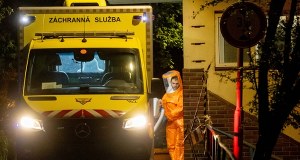 Ratownicy w specjalnych kombinezonach, 3-tygodniowa izolacja. Miał kontakt z Ebolą