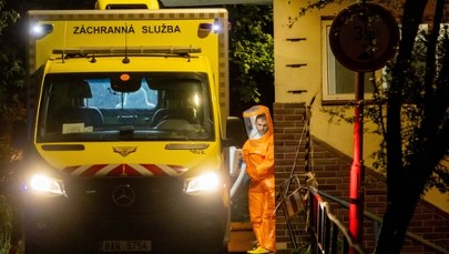 Ratownicy w specjalnych kombinezonach, 3-tygodniowa izolacja. Miał kontakt z Ebolą