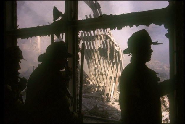 Ratownicy w World Trade Center w Nowym Jorku chwilę po zawaleniu się obu wież / 	César De Luca /PAP/EPA