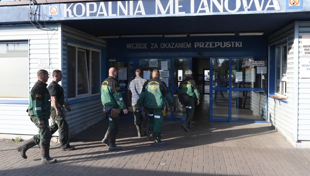 Ratownicy wchodzą do kopalni Zofiówka /	Jacek Bednarczyk   /PAP