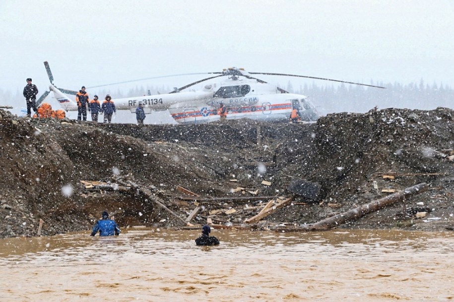 Ratownicy wciąż poszukują pięciu osób /RUSSIAN EMERGENCIES MINISTRY HANDOUT HANDOUT /PAP/EPA