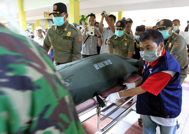 Ratownicy wyłowili 30 ciał ofiar katastrofy samolotu AirAsia /BAGUS INDAHONO /PAP/EPA
